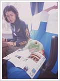 バスの中で見学地の予習。ぬかりなし！　隣は中国旅行専属秘書・安田美智子さん。