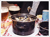 来ましたぞ! ベルギー名物、バケツ一杯のムール貝のワイン蒸し。貝ではさんで食べるのがツウらしい。(ブリュッセル/ベルギー)
