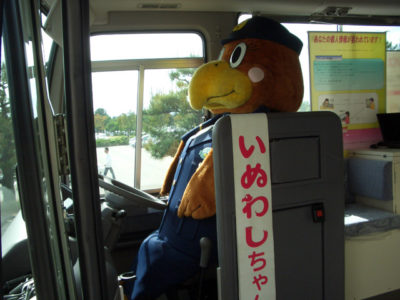 あまりに自然に座っている『いぬわしちゃん』　運転席用に採寸した？